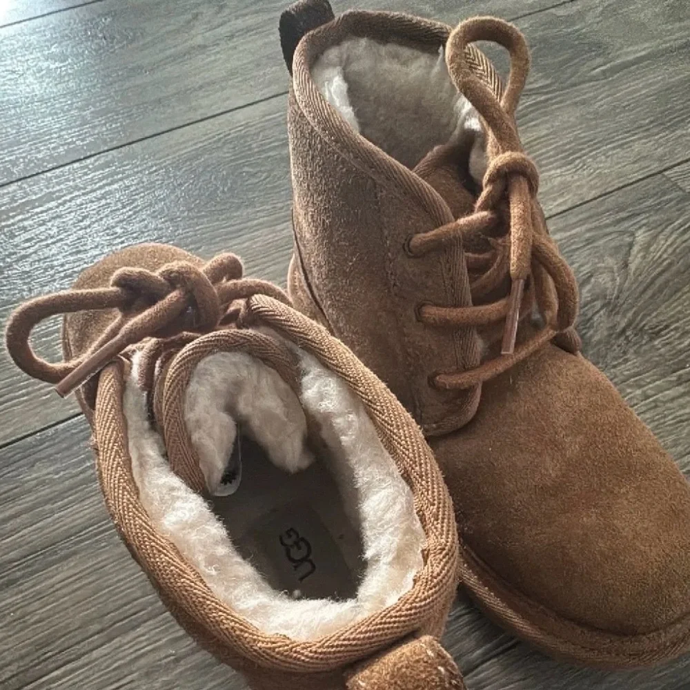 KIDS UGG BOOTIES - Picture 2 of 6